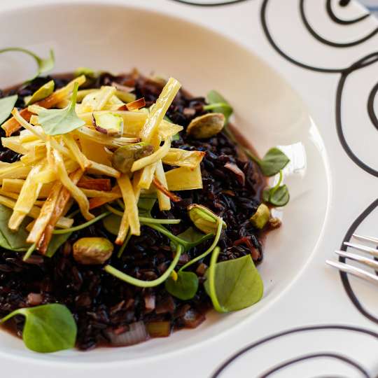 Schwarzes Risotto mit knusprigen Pastinakenstreifen, Portulak und Pistazien 2 (c) Gmundner Keramik