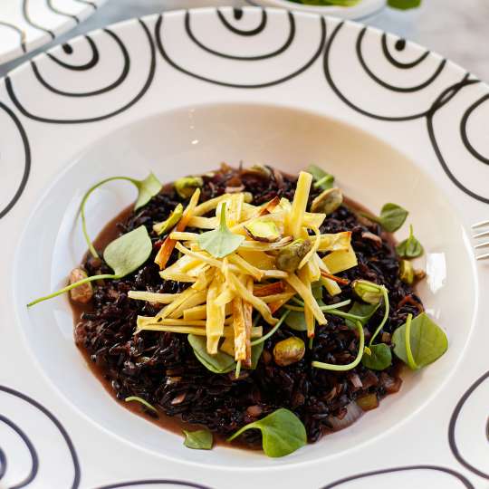 Schwarzes Risotto mit knusprigen Pastinakenstreifen, Portulak und Pistazien (c) Gmundner Keramik