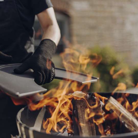 Auf der Outdoor-Küchen Fire Kitchen gelingt jeder Burger (c) höfats