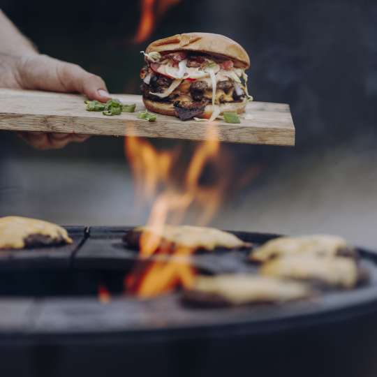 Grenzenloser Genuss mit den Burgern von der Outdoor-Küchen Fire Kitchen (c) höfats