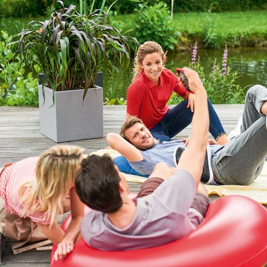 Sommerterrasse mit Familie vor Blumenkübel Canto