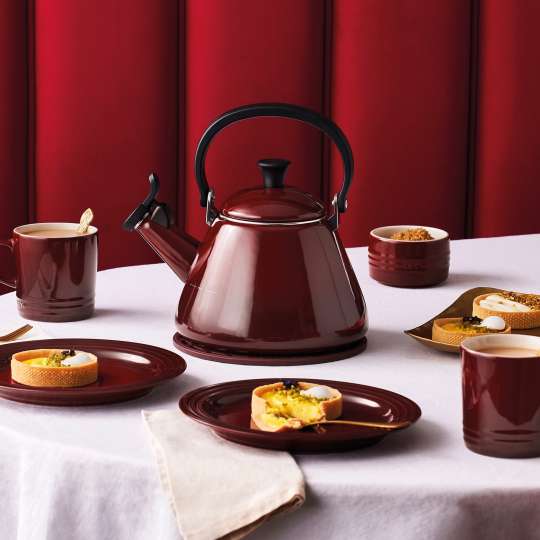 Le Creuset - Mit Geschirr Garnet glänzende Genussmomente schaffen