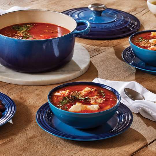 Kräftige Tomaten-Limetten-Bouillon mit pochiertem Fisch von Le Creuset (c) Le Creuset