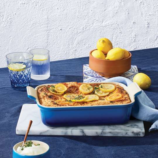 Rezeptfoto Zitronen-Thymian-Kuchen mit Polenta und Olivenöl von Le Creuset (c) Le Creuset