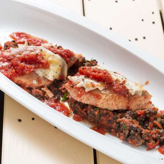 Lachsfilet unter der Tomaten-Haube mit Belugalinsen und Mutti Polpa-Gemüse