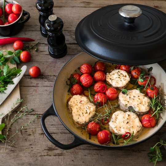 Le Creuset Überbackene Schweinemedaillons mit Ziegenkäse querformat