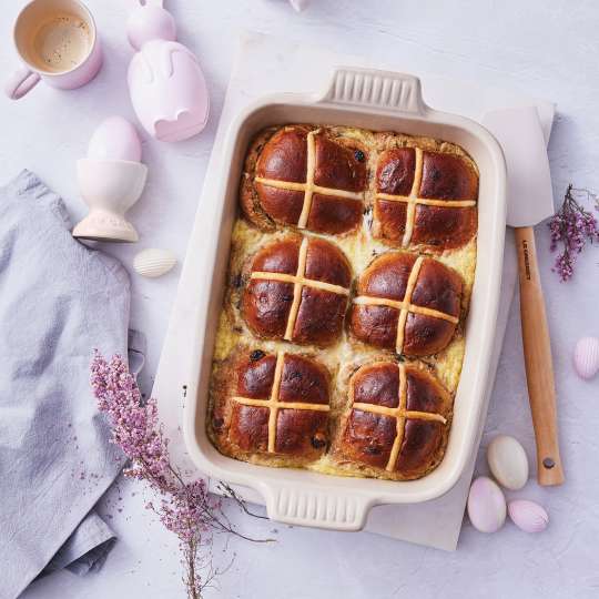 Österlicher Hot Cross Bun Pudding (c) Le Creuset