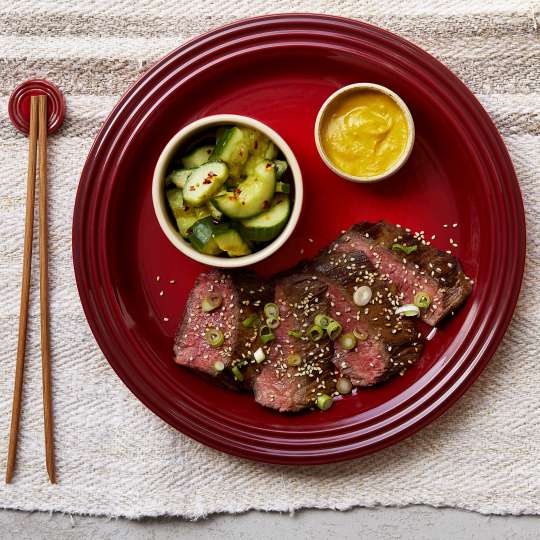 RINDFLEISCH MIT SCHARFEM SENF UND GURKENSTÜCKCHEN