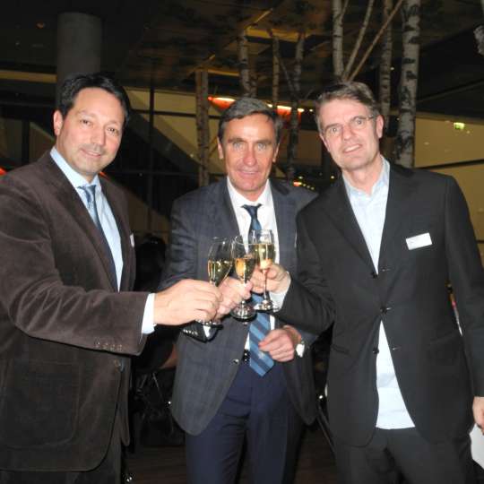 Stefan Kurzawski, Messe Frankfurt gratuliert (links: Hamid Yazdtschi, GF. Gilde Handwerk, rechts: Jan Philippi, Inhaber Philippi Design)