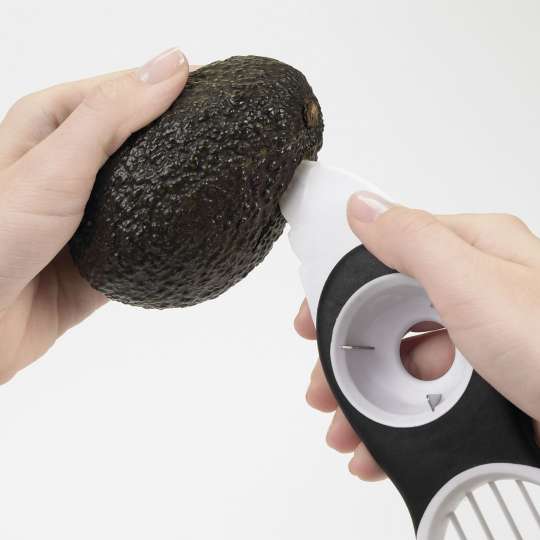 OXO 3-in1-Avocadoschneider weiß Anwendung 1