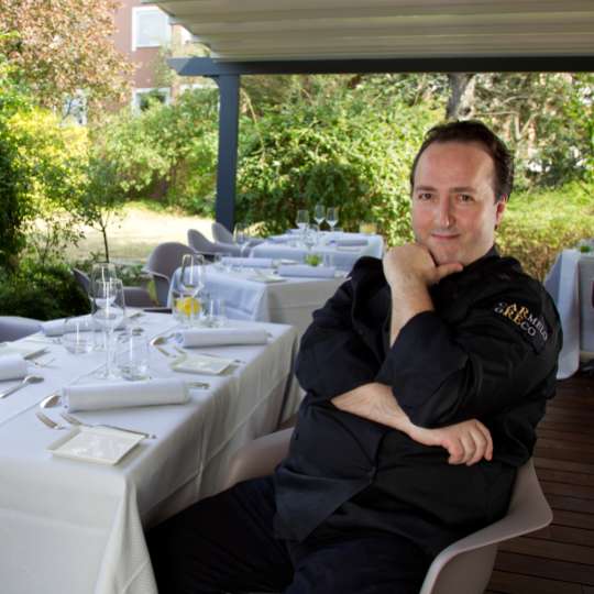 Sternekoch Carmelo Greco auf der Terrasse seines Restaurants