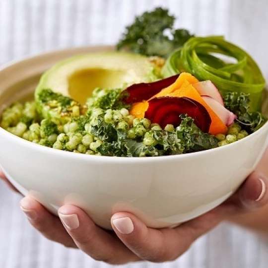 Detail- GRÜNE BOWLS MIT COUSCOUS, DUKKAH UND AVOCADO