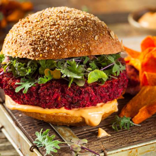 Vegetarischer Rote Bete - Quinoa Burger von REEH