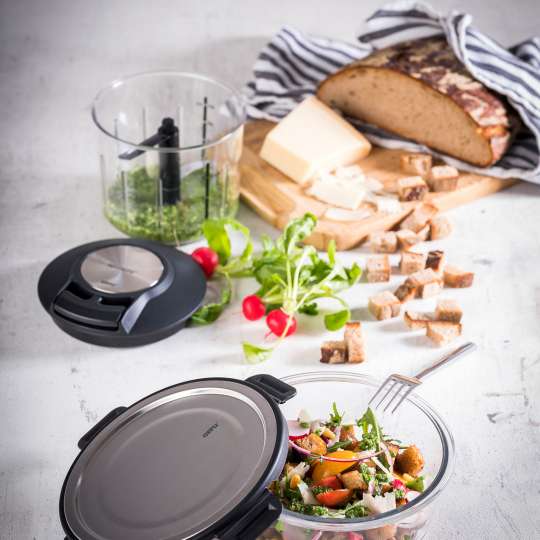 Mediterraner Brotsalat mit Parmesan, Honig und Radieschenblatt-Pesto / hoch