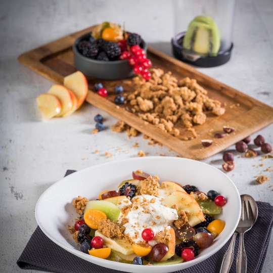 GEFU - Obstsalat mit Tonkabohnen-Quark-Creme und Haselnuss-Crumble / hoch