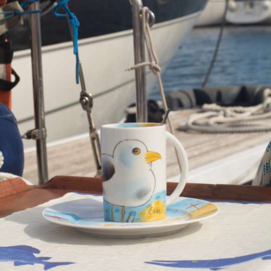 Schulz HOMEWEAR Möwenbecher von Helina Tilk auf dem Segelboot