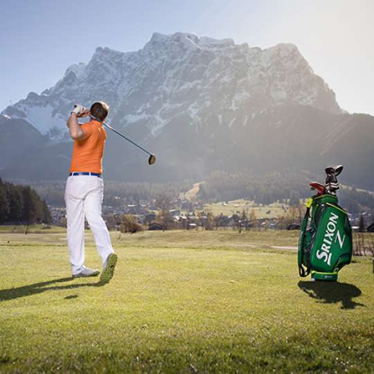 Genießerhotel Post Lermoos (Tirol): Wellnesshotel für Golfer:innen – Panorama-Abschlag mit Zugspitzblick