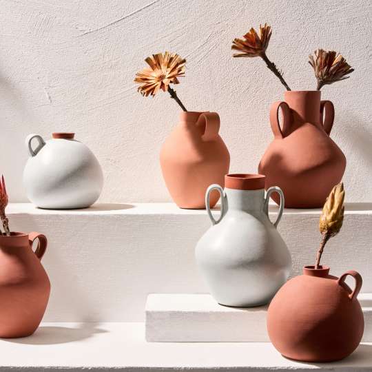 Die Vasen aus Terrakotta verleihen jedem Zuhause toskanische Wärme
