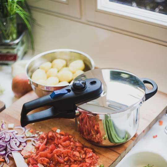 Schnellkochtopf mit Gemüse