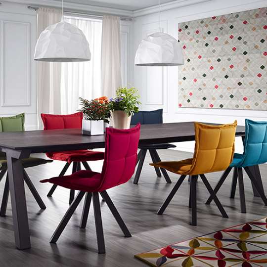Dressy Stühle in verschiedenen Farben
