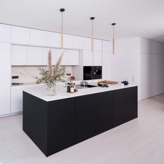 Moderne Design-Küche mit stilvoller Symmetrie
