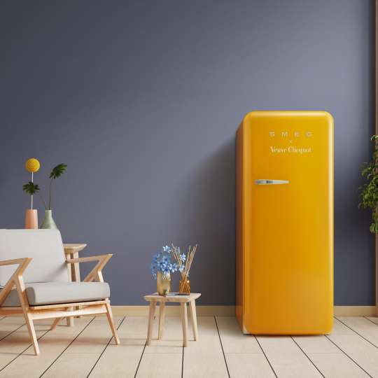 Smeg Kühlschrank mit unverwechselbarem Veuve-Clicquot-Gelb 
