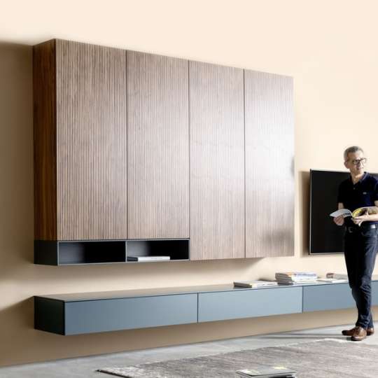 Nussbaum-Wohnmöbel mit Retrochic