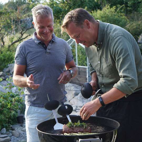 Zwei Männer grillen