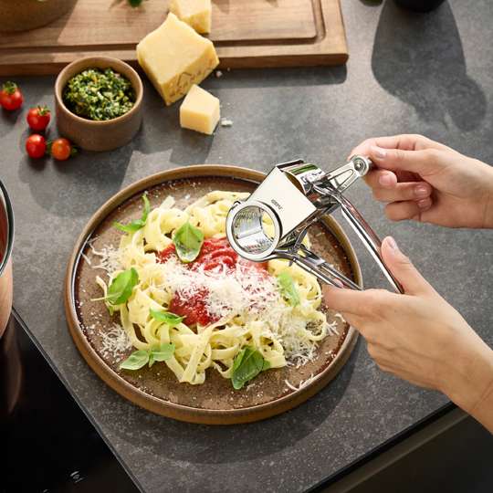 Käsereibe QUESO: Clever, sicher und restlos frisch gerieben