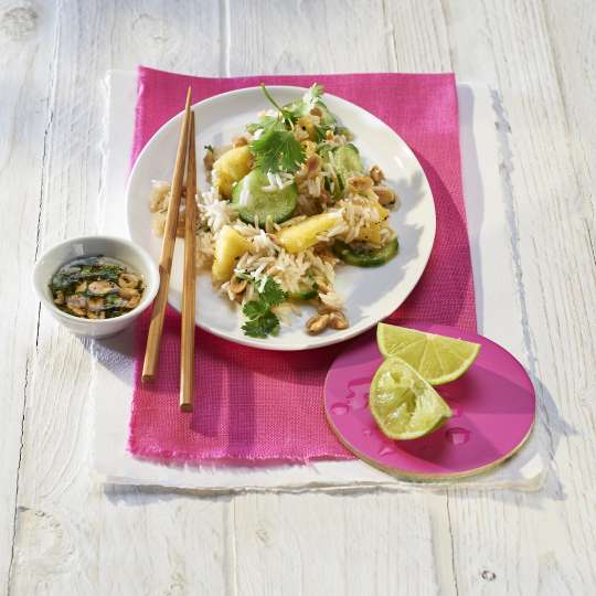 Asia-Reissalat mit Ananas und Erdnuss-Limetten-Dressing