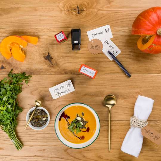 Köstliche Kürbissuppe mit einzigartiger Tischdekoration